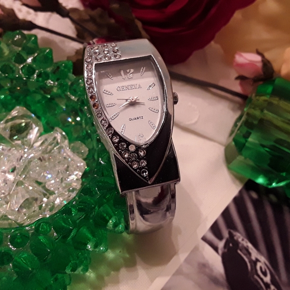 GENEVA LADIES BEAUTIFUL CRYSTAL QUARTS CUFF WATCH - Picture 10 of 13